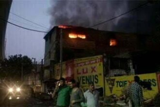 कपड़ा फैक्टरी में भीषण आग से एक की मौत, घंटों की मशक्कत के बाद पाया काबू