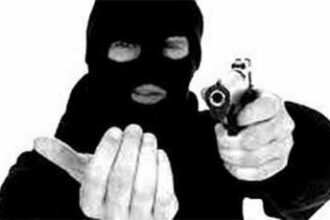 कारोबारी के घर में डकैती से सनसनी, 15 लाख से अधिक का सामान लूटकर बदमाश फरार