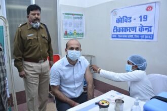 Collector Dr. Sarveshwar Bhure has installed Corona vaccine