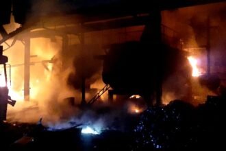 Fierce fire in two factories of industrial area…. Fire brigade extinguished by 6 vehicles