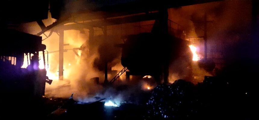 Fierce fire in two factories of industrial area…. Fire brigade extinguished by 6 vehicles
