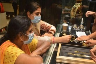 सोने की कीमत में लगातार चौथे दिन गिरावट, चांदी 972 रुपये हुई सस्ती