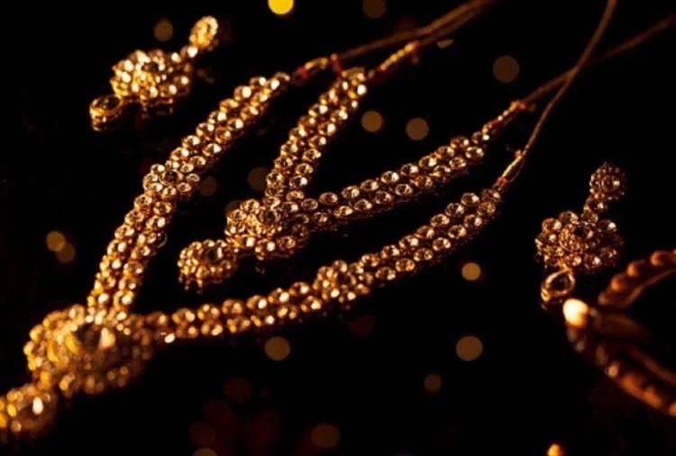 सोना-चांदी: लगातार तीसरे दिन सस्ता हुआ सोना वायदा, चांदी भी लुढ़की, जानिए कीमत