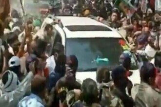 सीएम उद्धव के मंत्री ने उड़ाई कोरोना नियमों की धज्जियां, पुलिस ने भांजी लाठियां