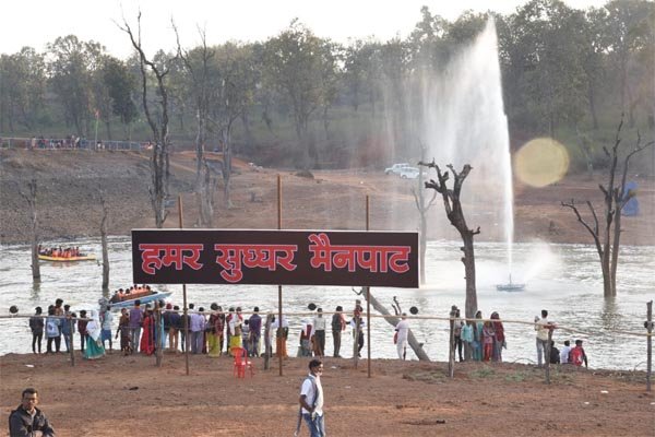 मैनपाट महोत्सव में उमड़ा पर्यटकों का सैलाब : मेला, बोटिंग, फ़ूडजोंन, एडवेंचर स्पोट्र्स का उठा रहे लुत्फ़