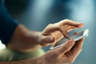 एक अप्रैल से महंगा हो जाएगा मोबाइल पर बात और इंटरनेट इस्तेमाल करना, दरें बढ़ाने की तैयारी में टेलिकॉम कंपनियां