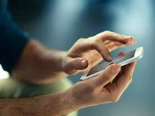 एक अप्रैल से महंगा हो जाएगा मोबाइल पर बात और इंटरनेट इस्तेमाल करना, दरें बढ़ाने की तैयारी में टेलिकॉम कंपनियां