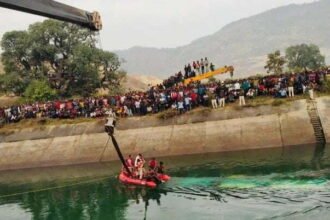 मध्यप्रदेश में दर्दनाक हादसा : 54 यात्रियों से भरी बस नहर में गिरी, अब तक 38 शव बरामद, 18 लापता