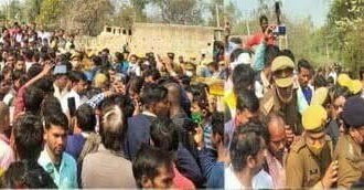 संदिग्ध परिस्थिति में खेत में बंधी मिली तीन लड़कियां, 2 की मौत, 1 की हालत गंभीर, गांव छावनी में तब्दील