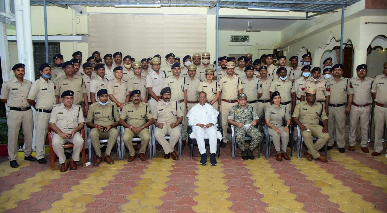 The Home Minister honored the police officers and personnel who solved