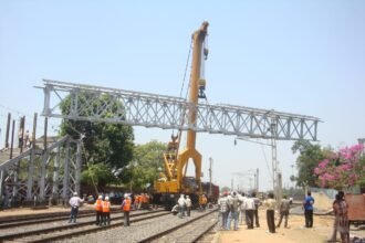 Breakdown Rail Crane: This crane is made of Bhilai plate