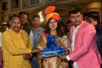 The eve of Baba's procession: Devotees come to the beat of music