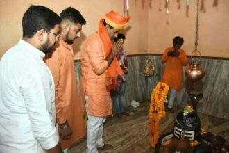 विधायक देवेन्द्र यादव ने शिवजी की आरती पूजन कर शोभायात्रा का शुभारंभ किया।