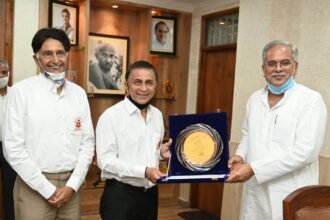 Chief Minister Baghel honored Little Master Gavaskar for completing 50 years