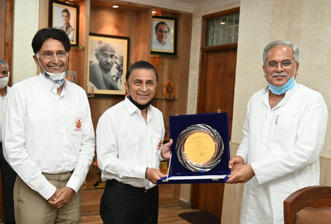 Chief Minister Baghel honored Little Master Gavaskar for completing 50 years