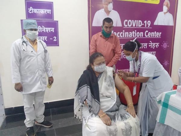 महिला एवं बाल विकास मंत्री श्रीमती भेंडिय़ा ने लगवाया कोरोना वैक्सीन