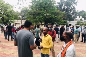 MLA Devendra Yadav met people in public…. Resolved the problems of the people