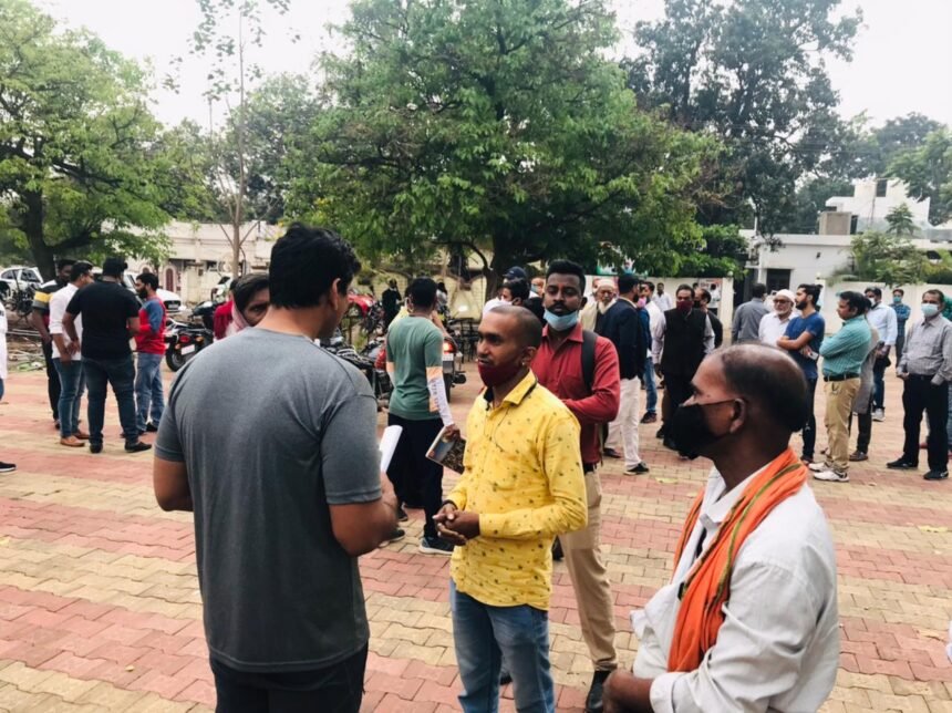 MLA Devendra Yadav met people in public…. Resolved the problems of the people