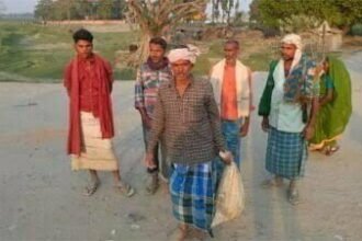 शर्मशार हुई इंसानियत: बेटे का शव बोरी में डालकर तीन किमी पैदल चला बेबस पिता