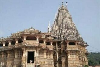 गुजरात के एक मंदिर में छोटे कपड़े पहनकर आने वालों के प्रवेश पर लगी रोक