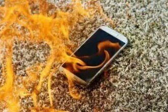 मोबाइल की बैटरी फटने से बच्चे की मौत, आप कभी न करें ये गलतियां