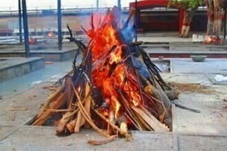 कोरोना का कहर: श्मशानों पर लगी रही कतार, एक दिन में 18 शवों का हुआ अंतिम संस्कार, कम पड़ गई लकड़ी