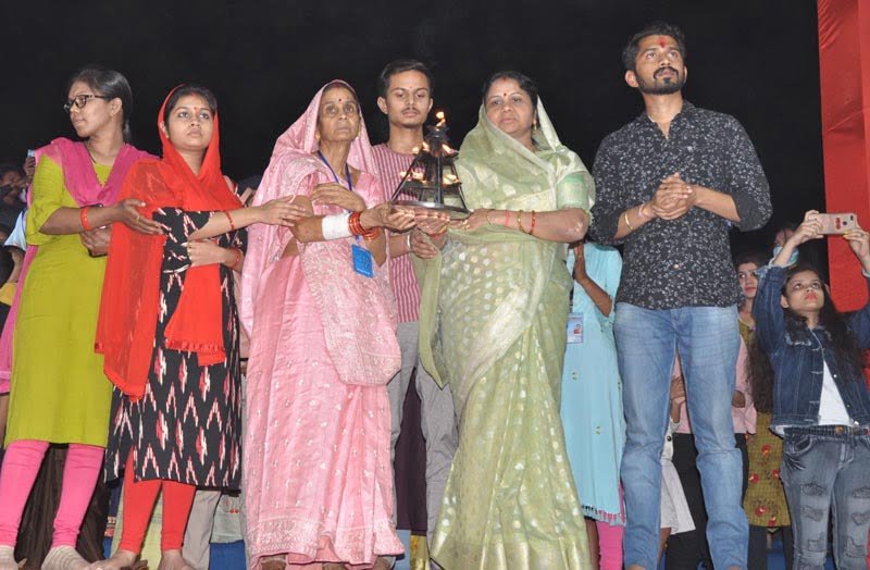 धर्मस्व मंत्री के परिवार के सदस्य महानदी महाआरती में शामिल हुए