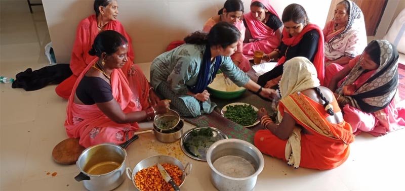 कृषि विज्ञान बेमेेतरा में महिलाओं को दिया गया हर्बल गुलाल बनाने का प्रशिक्षण