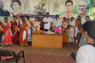 On International Women's Day, 40 women held hands with Congress