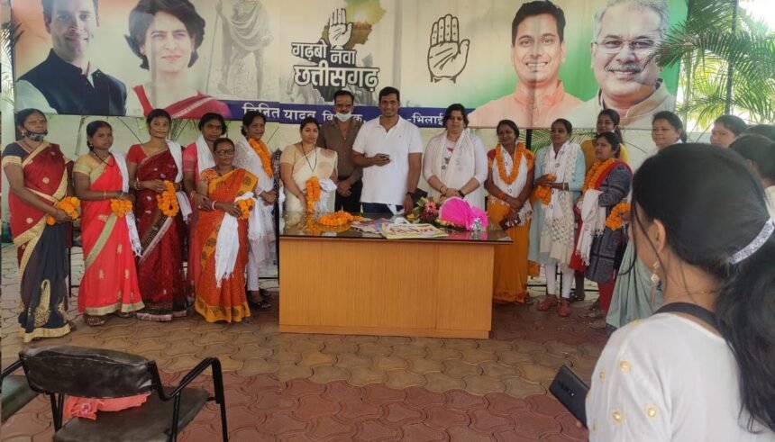 On International Women's Day, 40 women held hands with Congress