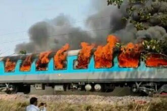 देहरादून शताब्दी के कोच में लगी भीषण आग, सभी यात्री सुरक्षित