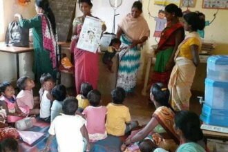 नारायणपुर में कोरोना और कुपोषण को हराने मैदान में उतरी आंगनबाड़ी कार्यकर्ता और सहायिका... घर घर पहुंचकर कोरोना वैक्सिनेशन के लिए कर रहे प्रेरित