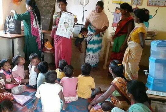 नारायणपुर में कोरोना और कुपोषण को हराने मैदान में उतरी आंगनबाड़ी कार्यकर्ता और सहायिका... घर घर पहुंचकर कोरोना वैक्सिनेशन के लिए कर रहे प्रेरित