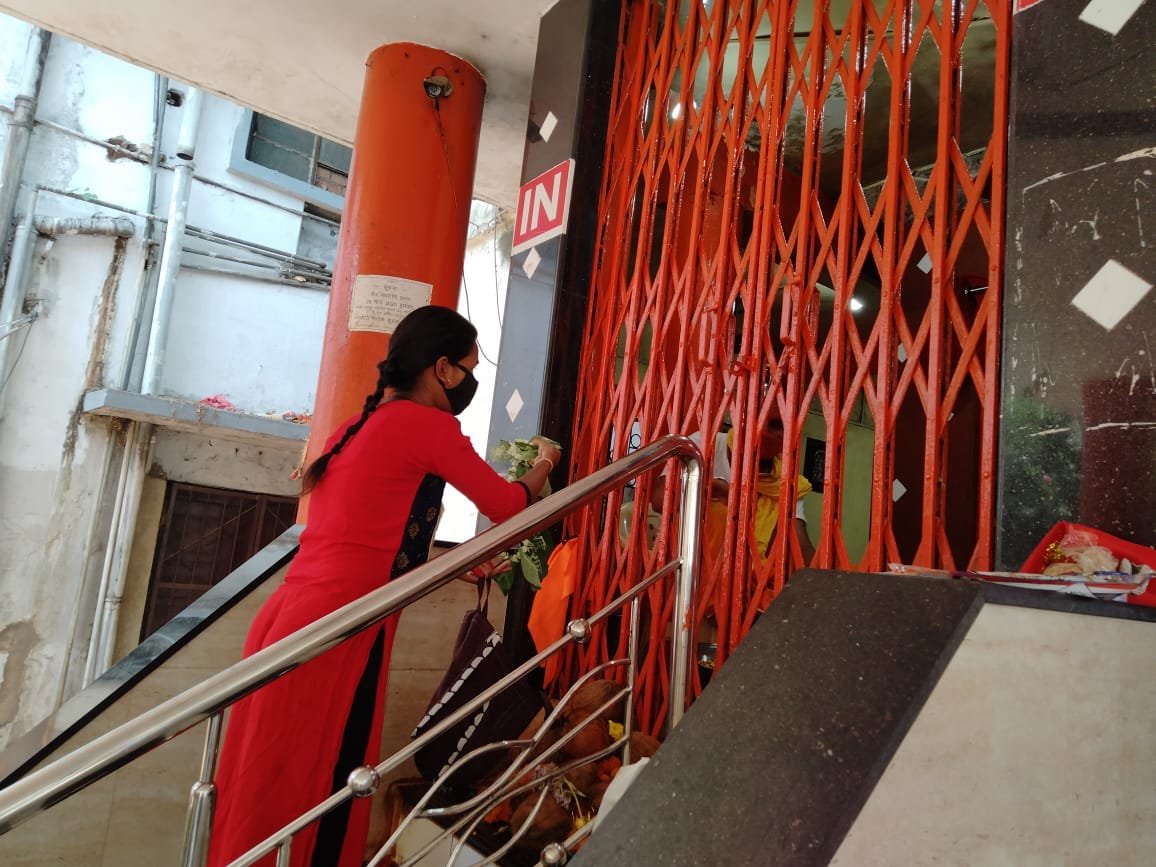 Hanuman Jayanti: Social distance seen in the temples of Twincity…. Devotees visited from outside in Sankatmochan Hanuman Temple Sector-9