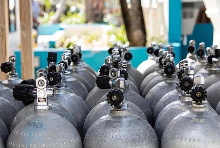 दिल्ली हाईकोर्ट ने केंद्र से पूछा- महाराष्ट्र और मध्य प्रदेश को मांग से ज्यादा ऑक्सीजन तो दिल्ली को कम क्यों?