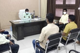 आयुक्त ने ली जनप्रतिनिधियों की बैठक…. आयुक्त ने कहा- कोरोना को हराने एल्डरमेन सेतू बनकर कार्य करे…. लक्षण वाले गंभीर मरीज को भर्ती कराने ले कंट्रोल रूम की मदद