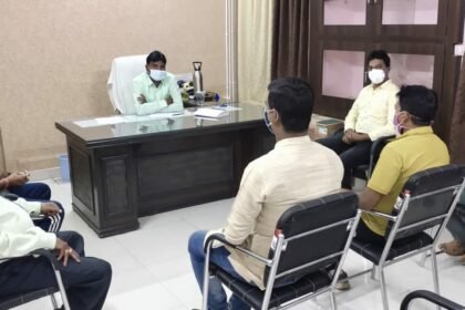 आयुक्त ने ली जनप्रतिनिधियों की बैठक…. आयुक्त ने कहा- कोरोना को हराने एल्डरमेन सेतू बनकर कार्य करे…. लक्षण वाले गंभीर मरीज को भर्ती कराने ले कंट्रोल रूम की मदद