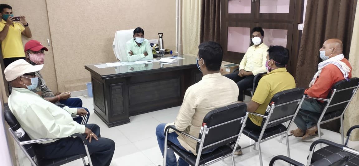 आयुक्त ने ली जनप्रतिनिधियों की बैठक…. आयुक्त ने कहा- कोरोना को हराने एल्डरमेन सेतू बनकर कार्य करे…. लक्षण वाले गंभीर मरीज को भर्ती कराने ले कंट्रोल रूम की मदद