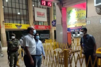 Continuous Kovid testing of passengers in railway station