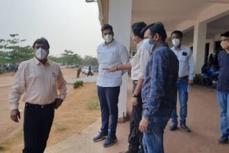 Chandulal Chandrakar and Shastri MLA Devendra Yadav arrived to inspect the hospital