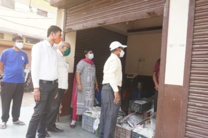 Lockdown violation: A shopkeeper of Vijay Complex was giving fruits directly to customers…. Corporation team recovered a fine of 20 thousand rupees
