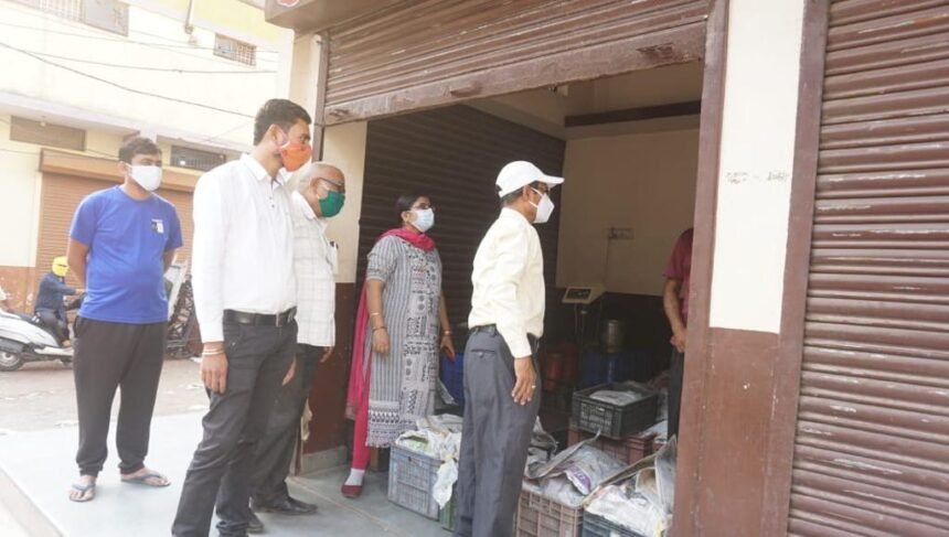 Lockdown violation: A shopkeeper of Vijay Complex was giving fruits directly to customers…. Corporation team recovered a fine of 20 thousand rupees