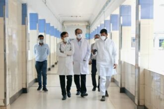 MLA Devendra Yadav inspected Sector 9 Hospital