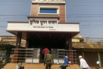 लॉकडाउन में इस सूपर बाजार में बेधड़क हो रही थी बिक्री…. निगम टीम की दबिश… लगाया जुर्माना