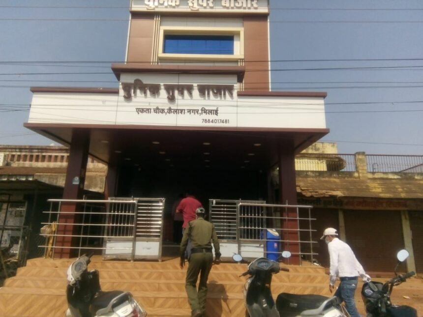 लॉकडाउन में इस सूपर बाजार में बेधड़क हो रही थी बिक्री…. निगम टीम की दबिश… लगाया जुर्माना