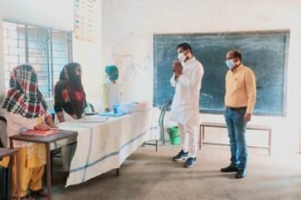 विधायक देवेंद्र ने किया विभिन्न टीकाकरण केंद्रों का निरीक्षण…. टीकाकरण केंद्रों में काम कर रहे नर्सों व अन्य मेडिकल स्टाफ के कार्य की तारीफ कर बढ़ाया हौसला