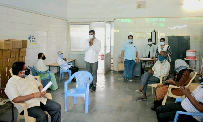 शहर के विभिन्न प्राथमिक स्वास्थ्य केंद्रों का विधायक ने किया निरीक्षण …. स्टाफ और जरूरी सुविधाएं उपलब्ध कराने अधिकारियों को दिए निर्देश