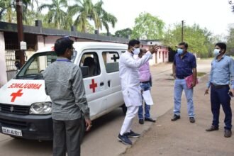 विधायक देवेंद्र यादव ने जनसहयोग से की एम्बुलेेंस की व्यवस्था…. लोगों से की सहयोग की अपील… पेड़ के नीचे बैठ कर विधायक ने की अधिकारियों से लंबी चर्चा