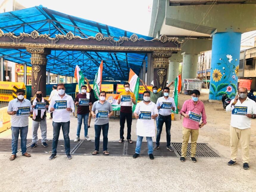 Welcome to the decision of free vaccine to the youth…. Youth Congress expresses the blessings of Bhupesh Sarkar with a plank in his hands