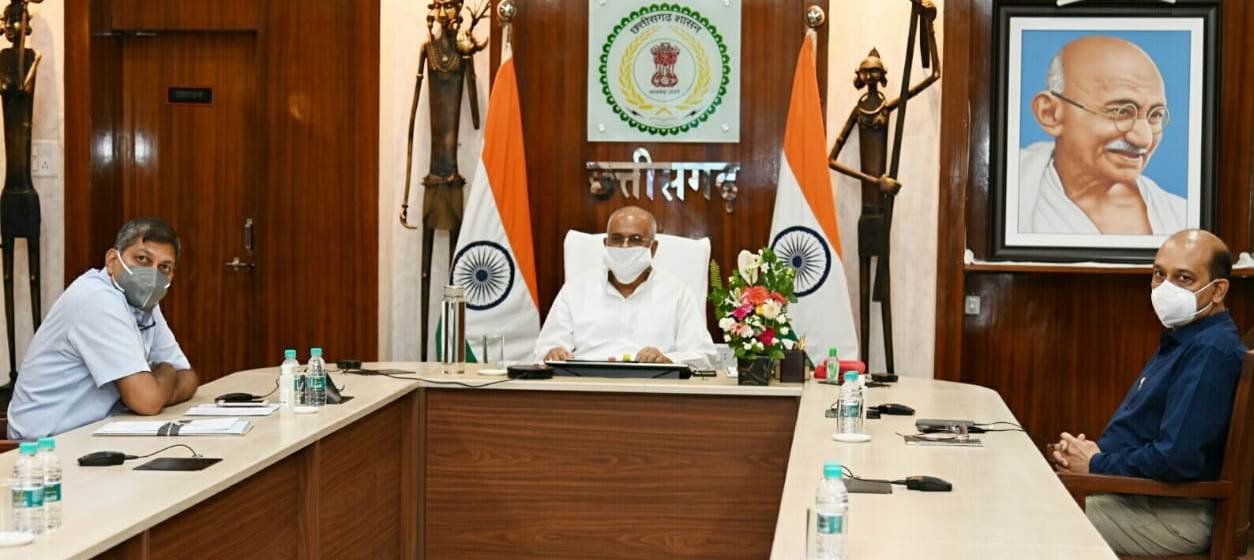 In the review meeting, CM said: Special attention should be paid to cleanliness in urban bodies, availability of pure drinking water and prompt treatment of patients